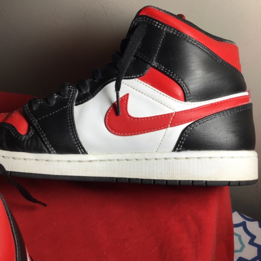 😎Classic Air Jordan 1Mid Black Fire, size 9.5, good cond, see photos for wear, - Picture 7 of 9